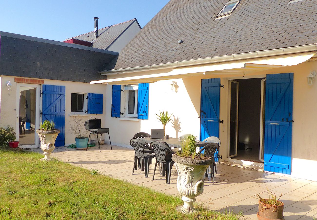 maison aux volets bleus avec terrasse extérieure